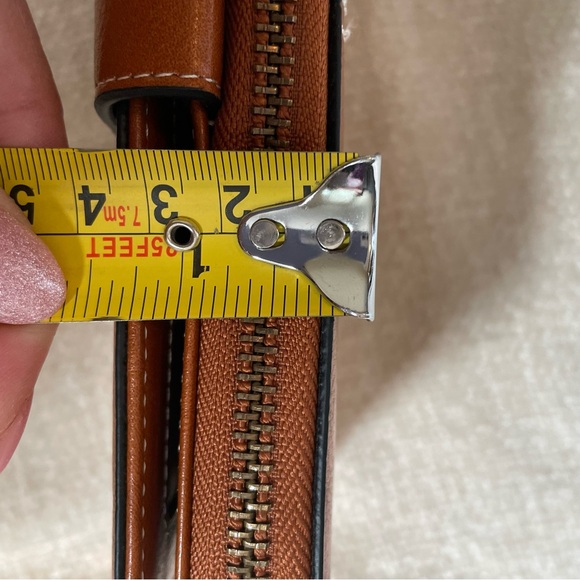 Beautiful woman brown/camel color wallet new without tag - Picture 2 of 10